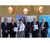 Marco Bohn, Kaufmännischer Direktor Universitätsklinikum Magdeburg A.ö.R.; Prof. Dr. med. Hans-Jochen Heinze, Ärztlicher Direktor Universitätsklinikum Magdeburg A.ö.R.; Gesundheitsministerin Petra Grimm-Benne; Michael Saffé, kaufm. Vorstand Pfeiffersche Stiftungen und Geschäftsführer Lungenklinik Lostau gGmbH; Klaus-Dieter Schinkel, Vorstand Pfeiffersche Stiftungen und Finanzminister Michael Richter nach der Unterzeichnung der Kooperationsvereinbarung